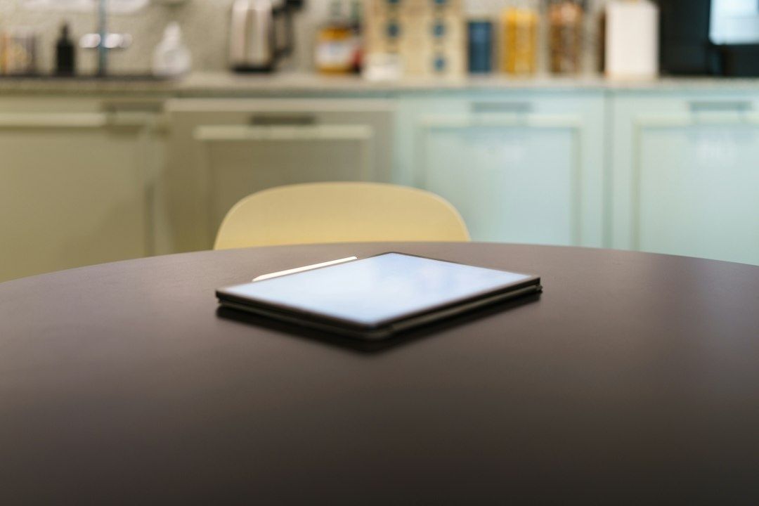 Tablet op een tafel in een rustige keuken, als digitale bibliotheek