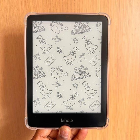 Kindle-e-reader met zwart-witillustraties op een houten ondergrond